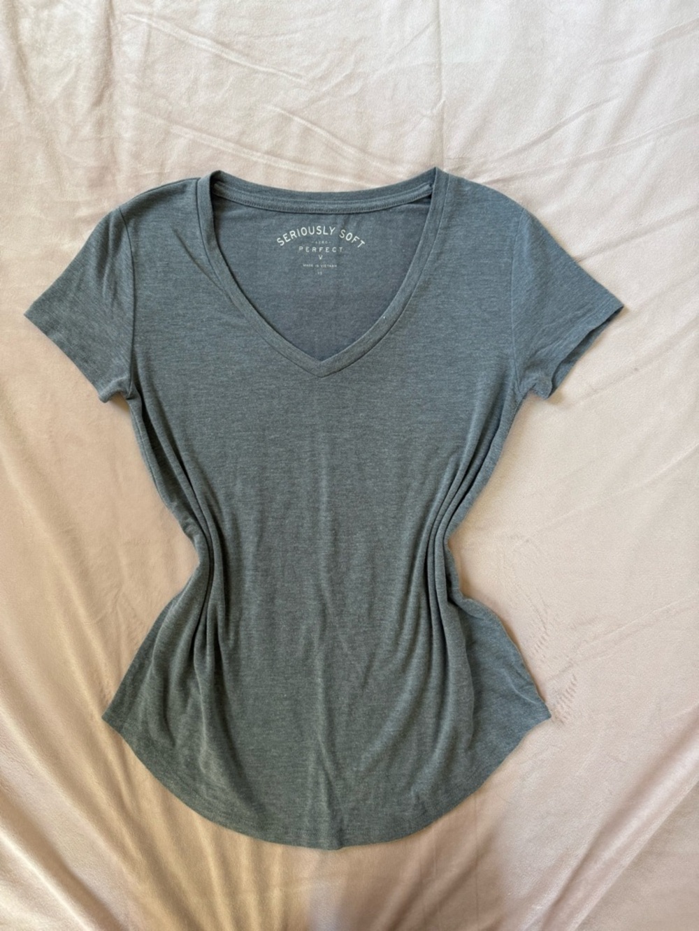 Super cute basic American eagle tee
